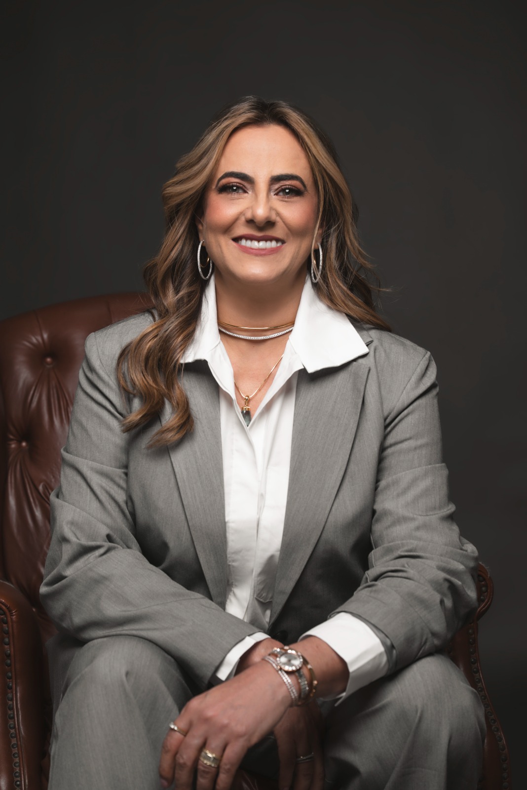 Dra. Janaina Baptista sentada, retrato profissional